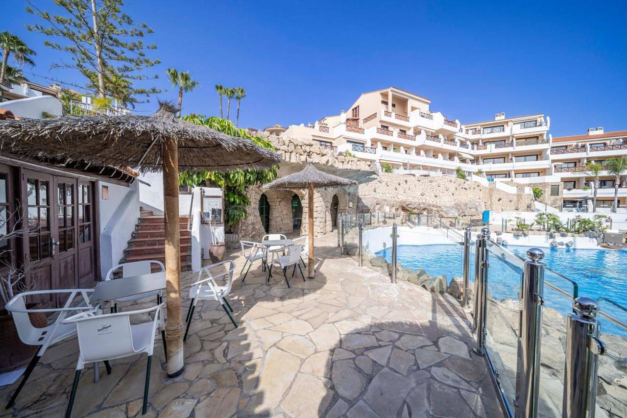 Tropical garden, sunshine, heated pool in Las Adelfas, San Miguel de Abona