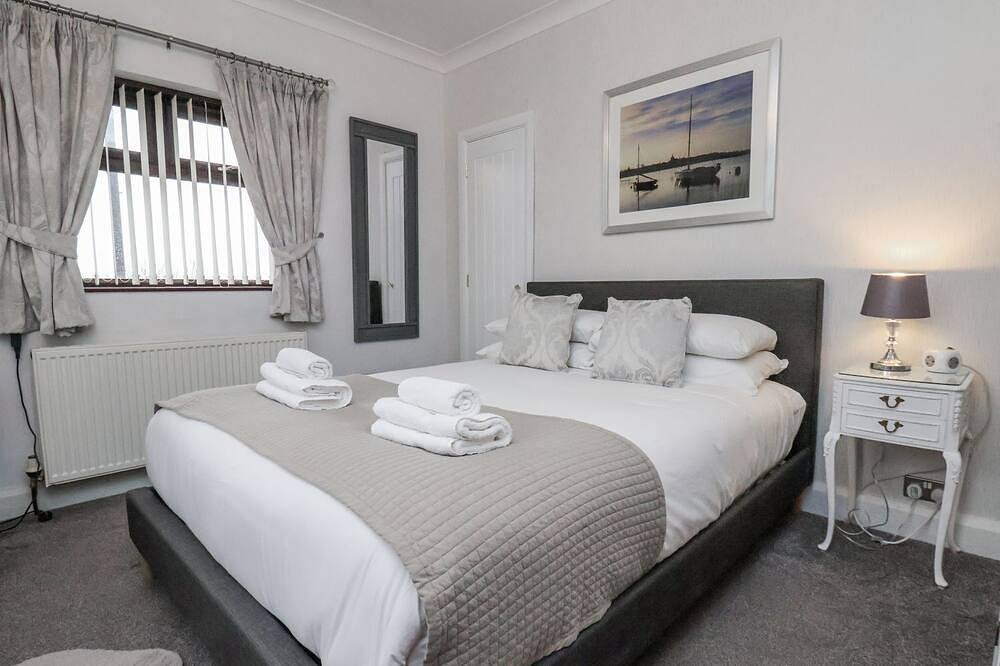 Beachcrest, pet friendly, character holiday cottage in Whitby in Whitby, North York Moors National Park