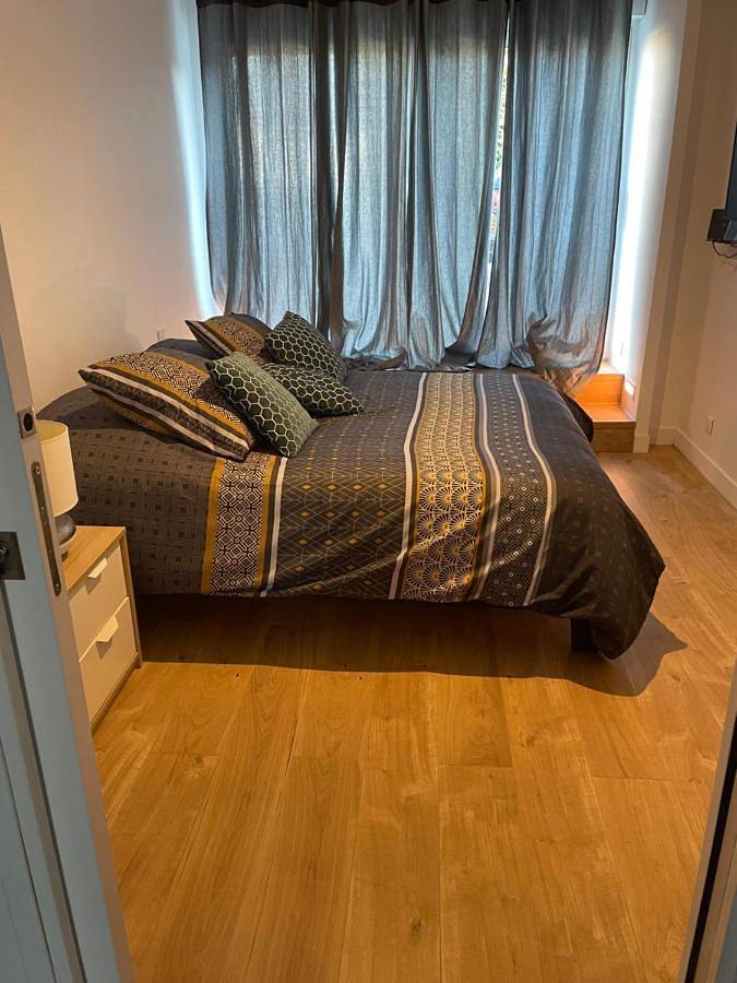 Appartement de vacances entier, Double Room with Private Bathroom in Genas, Lyon et ses environs
