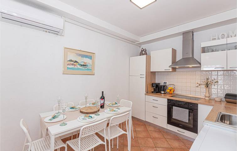 Encantador apartamento de 1 dormitorio con terraza, wifi y acceso a la playa in Rogoznica, Condado de Šibenik-Knin