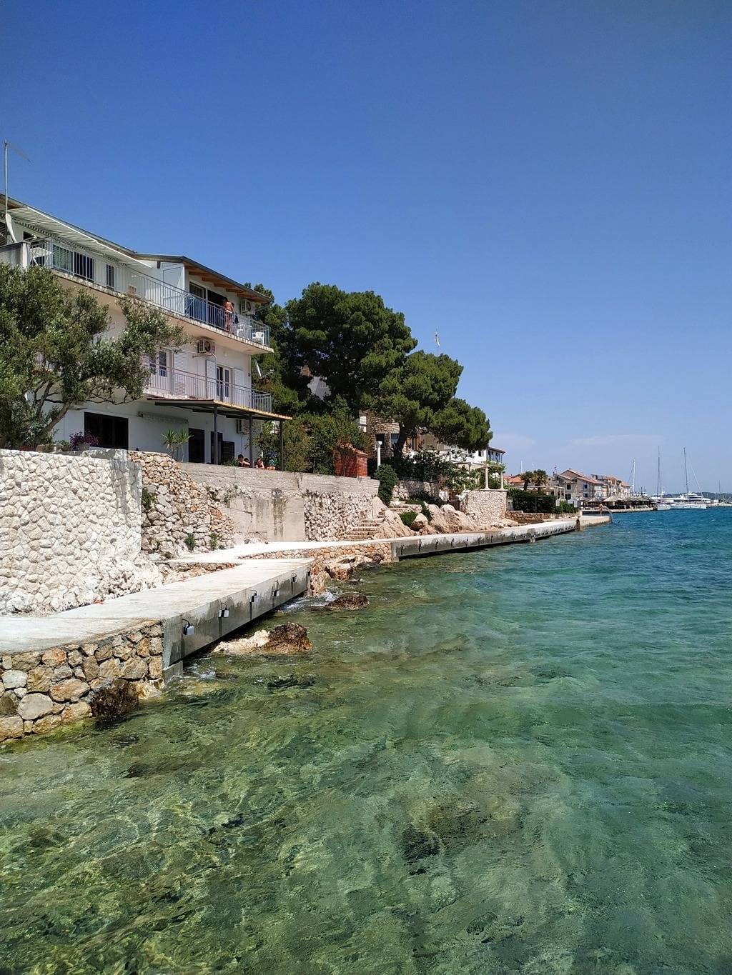 Entire apartment, Ferienwohnung in Tribunj mit Meerblick, Balkon, Klimaanlage, W-Lan (5081-1) in Tribunj, Šibenik-Knin