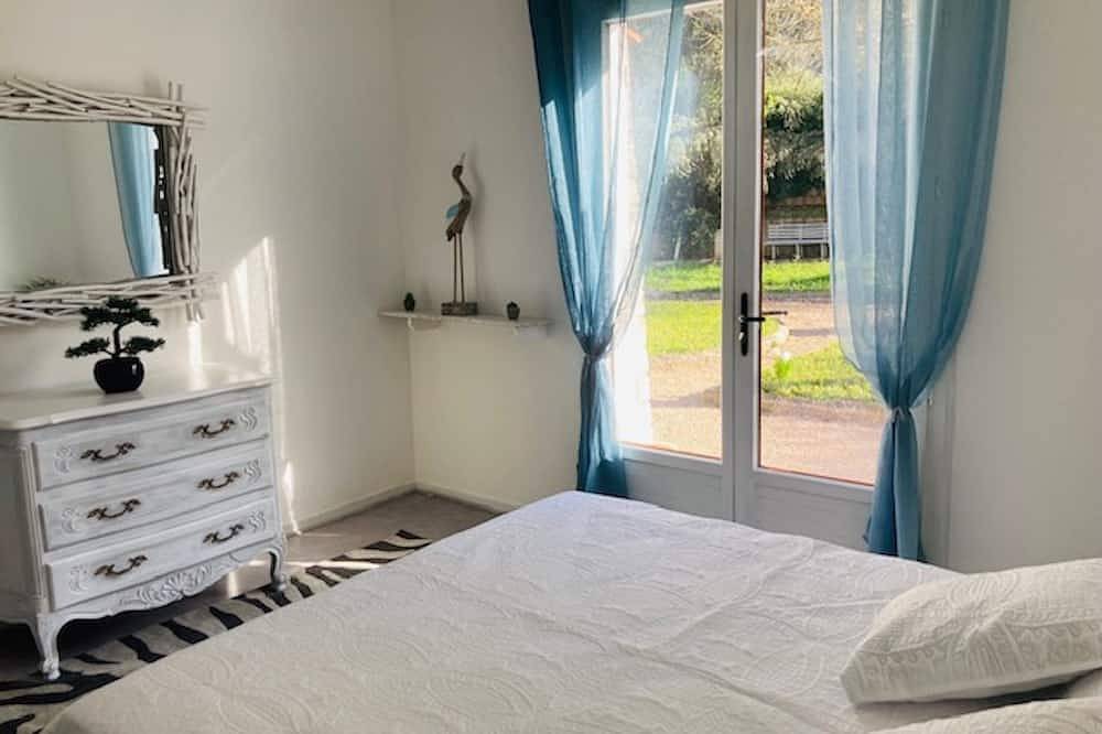 Provencal house on flat land/ Large garden/ Swimming pool in Aubagne, Marseille region