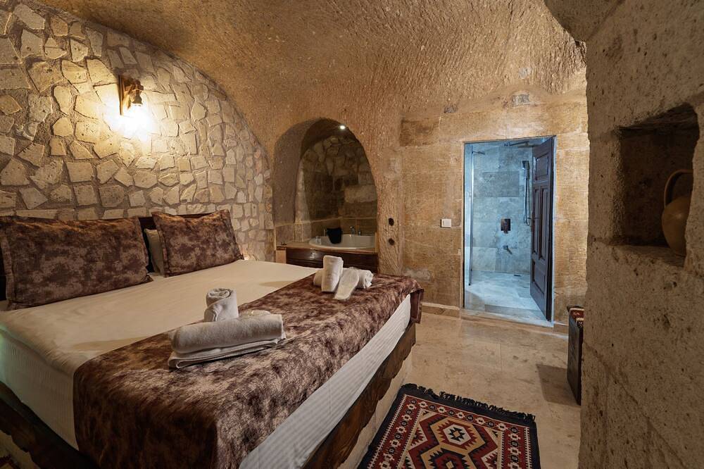Romantic Cave Room with Jacuzzi, Terrace & Balloon View in Uçhisar, Nevşehir