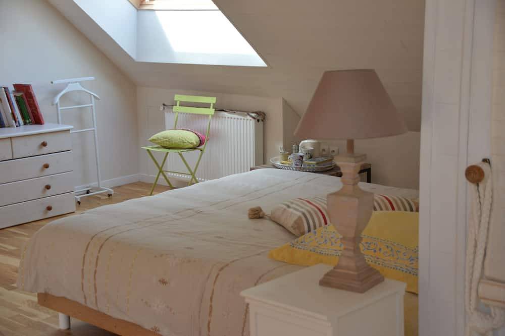 Room in longère, Bath room, Breakfast in Pleudihen-sur-Rance, Dinan region