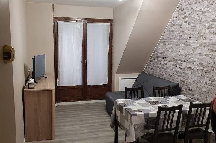Appartement entier, Appartement T3 Duplex accès direct à la plage et vue sur la mer depuis le balcon in Blonville-sur-Mer, Région de Lisieux