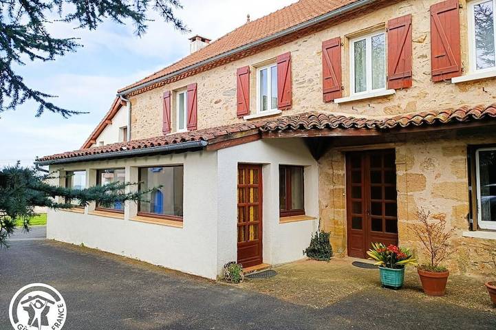 Location de vacances pour 10 personnes, avec jardin à Labathude