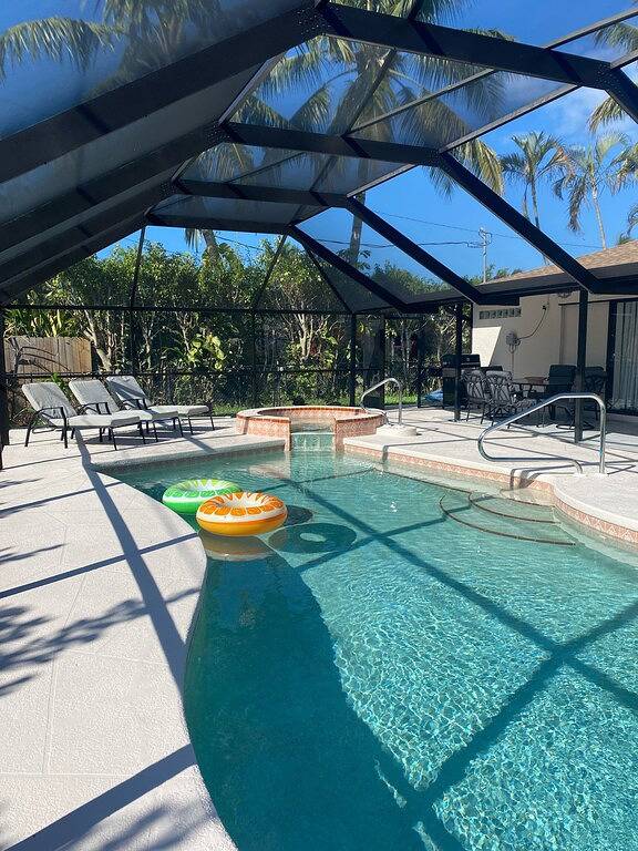 Newly Renovated Private Pool Home -Minutes to Bonita Beach. Quiet location. in Vanderbilt Lakes, Bonita Springs