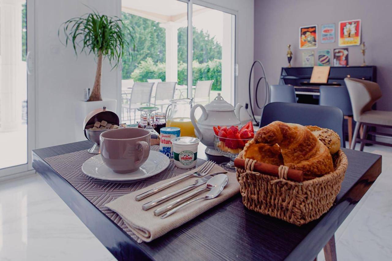 Double Room with Private Bathroom in Saint-Doulchard, Région de Bourges