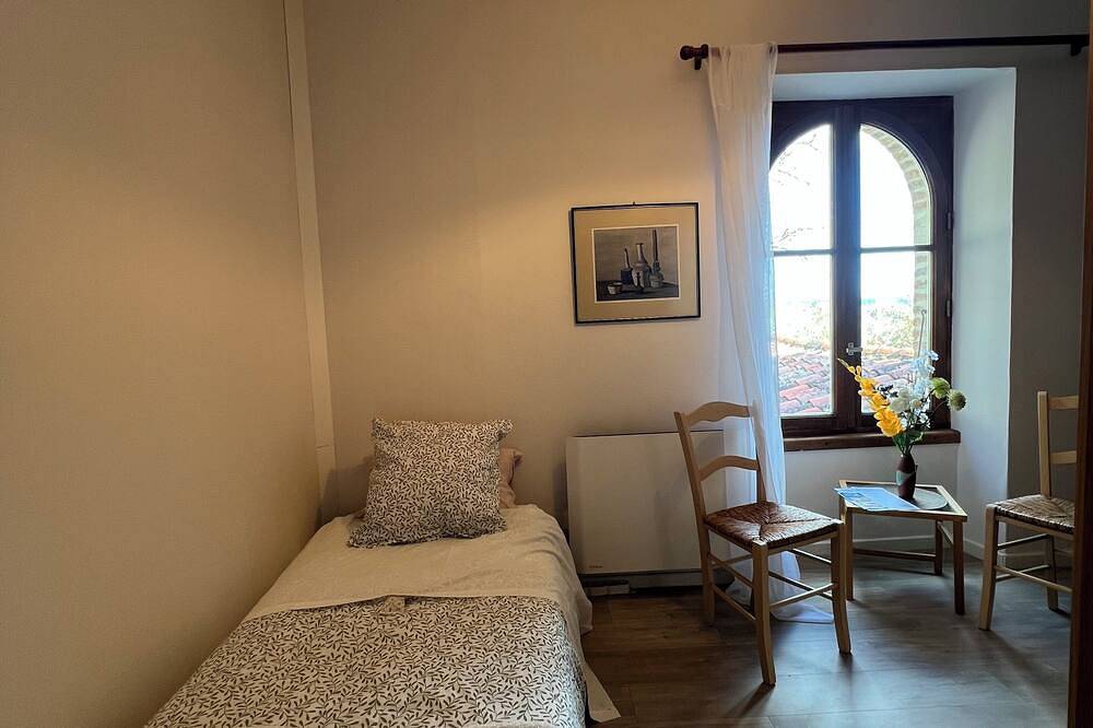 Chambre du levant with 2 single beds and shared bathroom in Auch, Gers