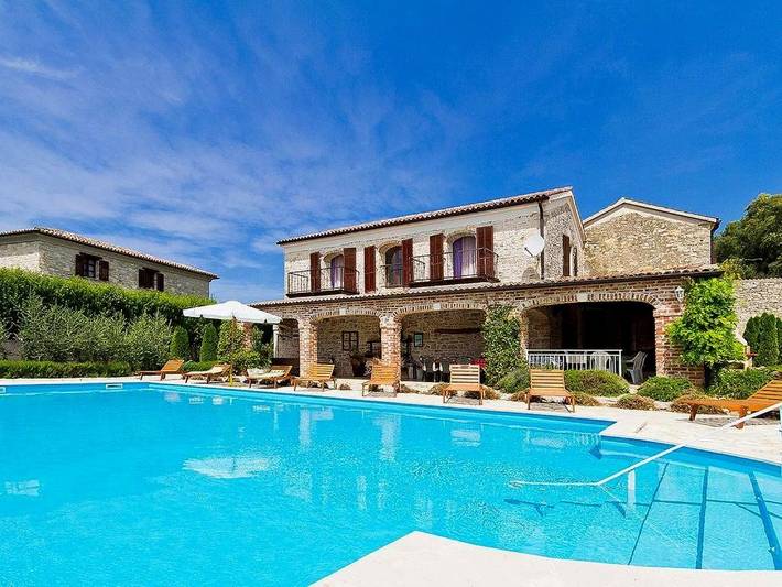 Villa pour 16 personnes, avec piscine ainsi que jardin et jacuzzi à Barat