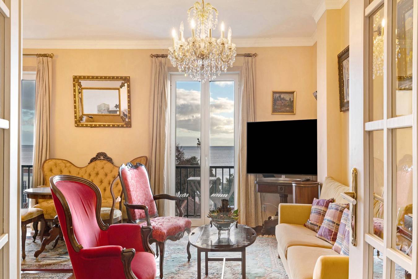 Entire apartment, Apartment 'Bela Sao Tiago 36' with Sea View, Balcony and Wi-Fi in Funchal (Santa Maria Maior), Madeira