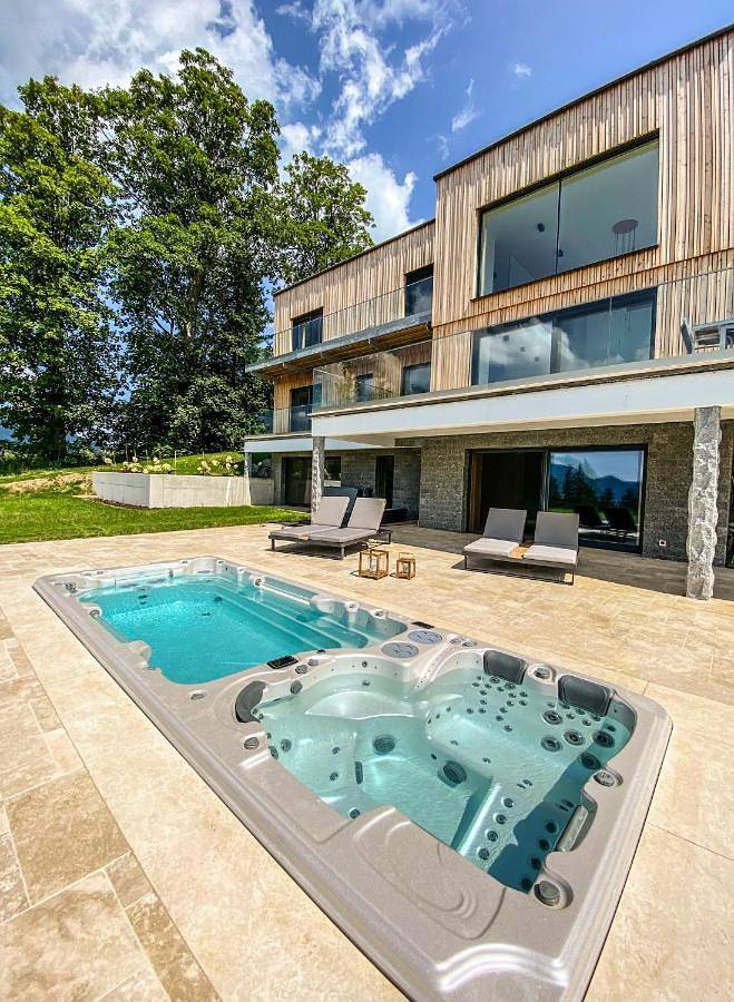 Ferienhaus für 10 Personen, mit Balkon und Whirlpool sowie Terrasse und Garten in Annaberg