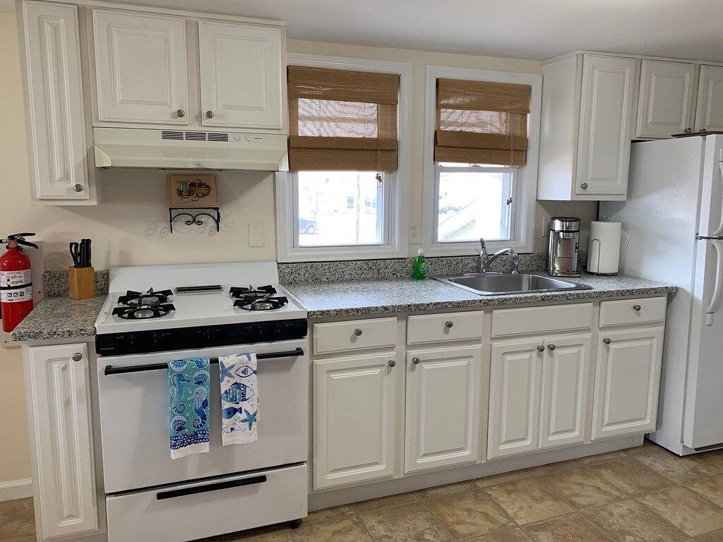 Ganze Wohnung, Sauber / gemütlich, 1. 5 Blk zum Strand, zentrale Luft / große Terrasse, Parkplatz + 4 Abzeichen + Grill in Toms River, Ocean County