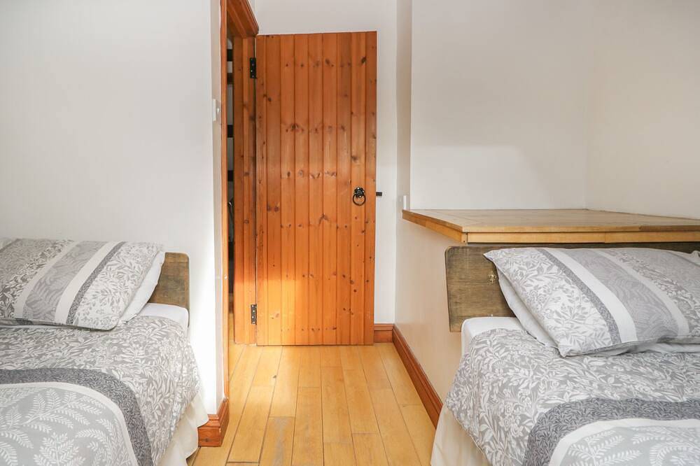 Bleng Barn Cottage, pet friendly, with hot tub in Gosforth in Lake District