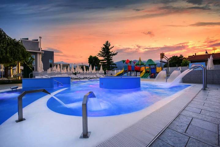 Hôtel pour 4 personnes, avec Terrasse et Jacuzzi ainsi que Jardin et Bassin pour enfant à Torre Pellice