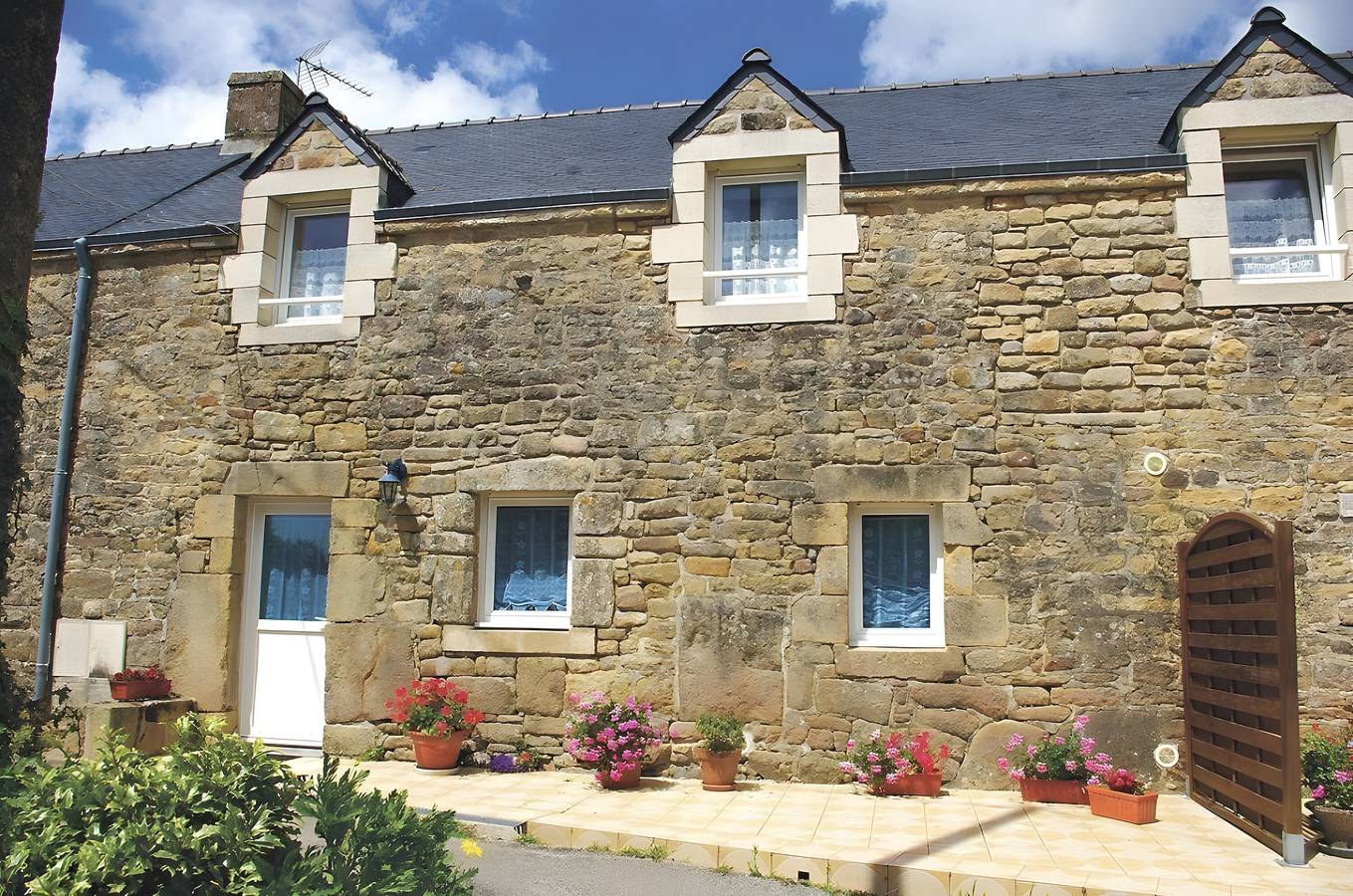 Cottage 'Mon Nid' with Private Terrace, Shared Garden and Wi-Fi in Crach, Côte des Mégalithes