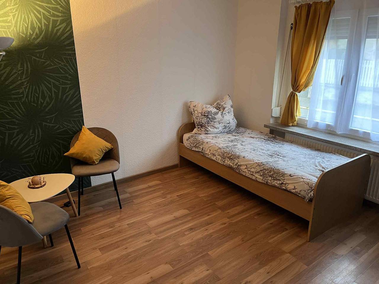 Ganze Wohnung, Zimmer „Rose“ mit privater Terrasse, eigenem Garten und Wlan in Neustadt an der Orla, Saaleland