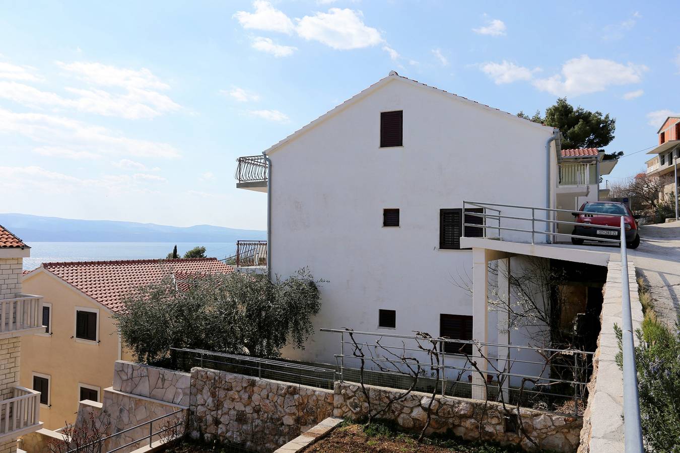 Ganze Wohnung, 3-Zimmer-Ferienwohnung mit Balkon und Meerblick Lokva Rogoznica, Omis A-10358-a in Lokva Rogoznica, Omis-Riviera