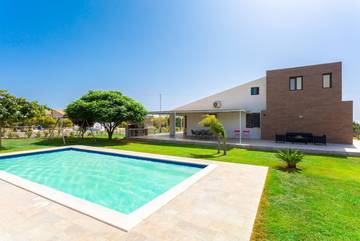 Villa With Pool for 10 People in Scicli, Ragusa Province, Photo 2