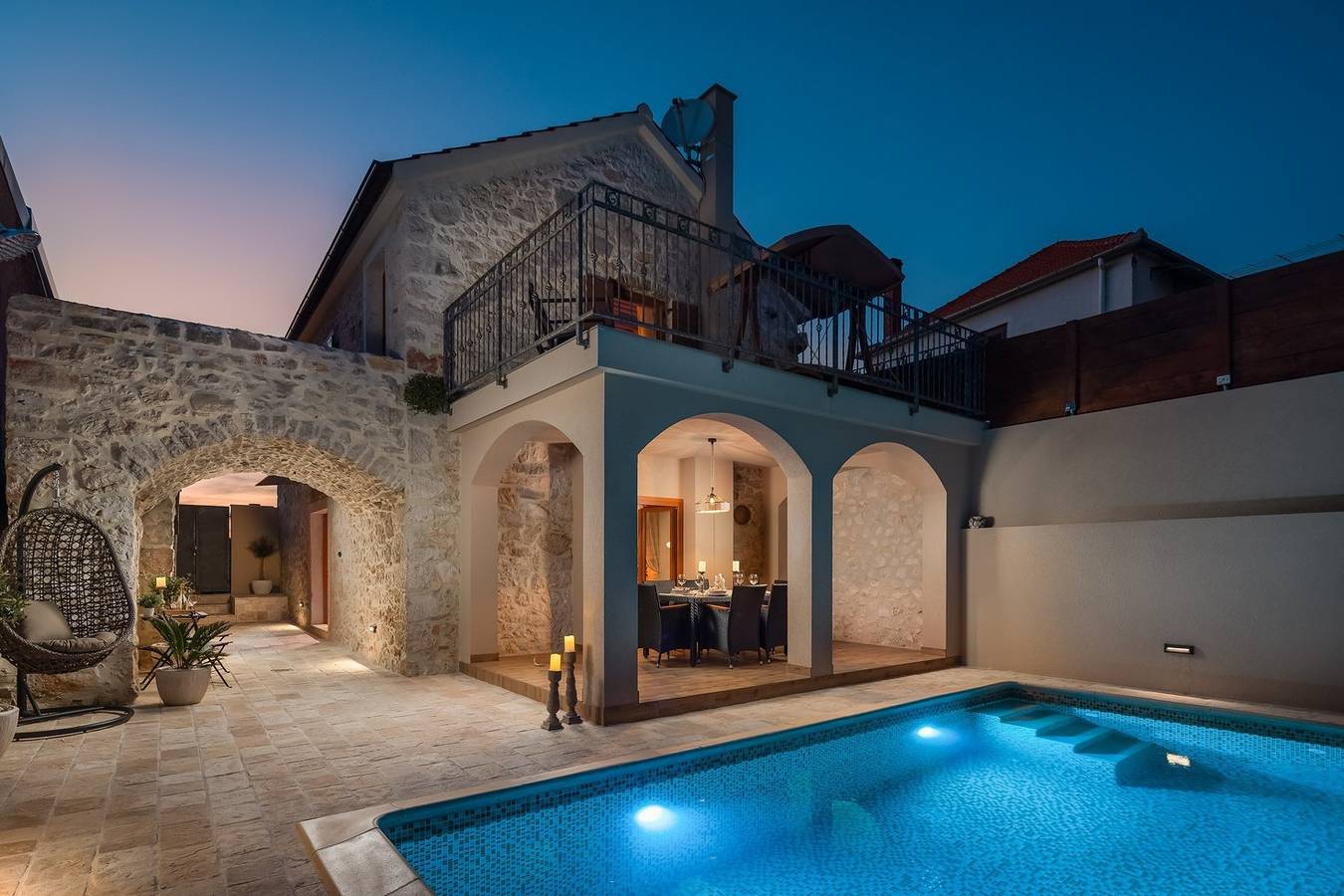 Rustic Villa Kameni dvori, heated pool, Bbq, family-friendly in Sveti Filip i Jakov, Općina Sveti Filip i Jakov