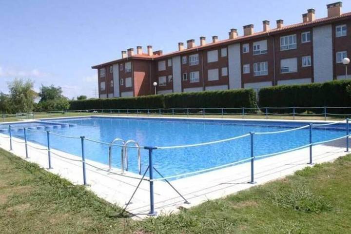 Apartamento para 5 personas, con piscina y vistas en Castrillón