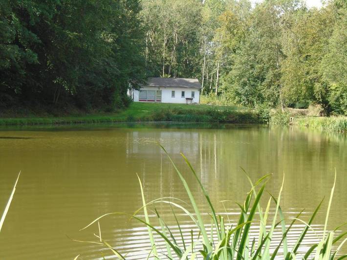 Location de vacances pour 4 personnes, avec vue ainsi que vue sur le lac et jardin à Florennes