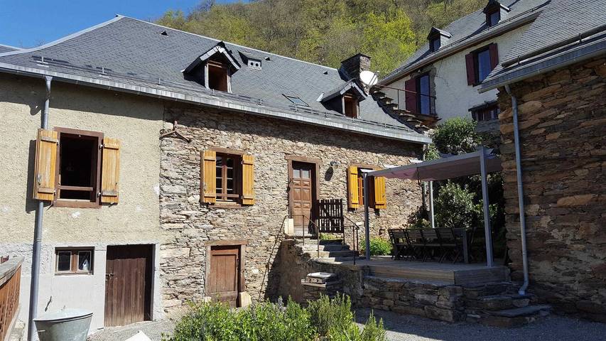 Gîte pour 10 personnes, avec jardin ainsi que terrasse et piscine