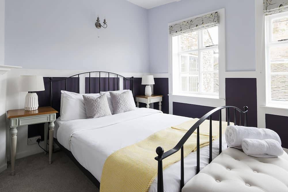 St Faith's - Chichester Cathedral - sleeps 7 guests  in 4 bedrooms in Chichester, West Sussex