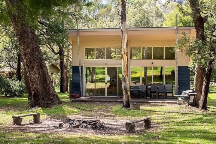 Holiday home for 12 people, with balcony in Halls Gap