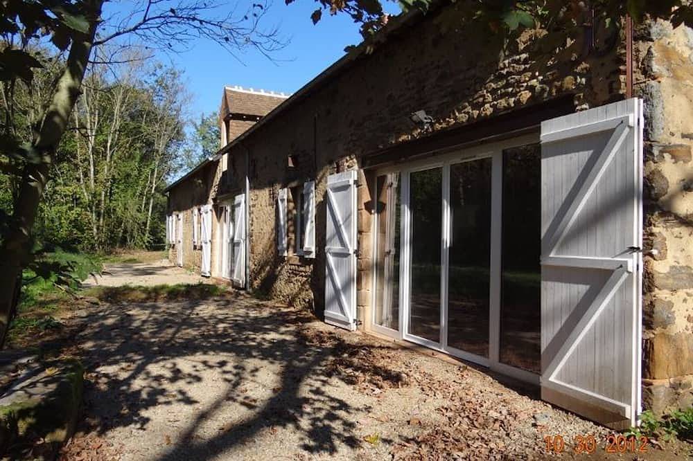 Gîte rénové en pleine campagne près du Mans : 5 chambres, terrasse, barbecue, accès Paris facile in La Bazoge, Sarthe