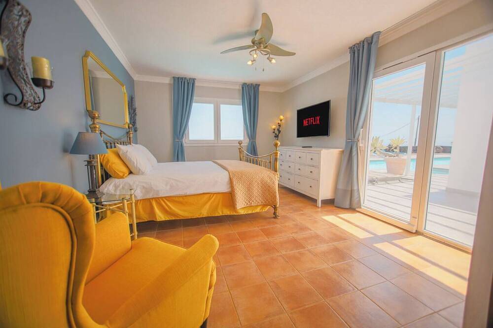 Luxury Villa with Private 25m Heated Pool & Jacuzzi in Conil, Tías