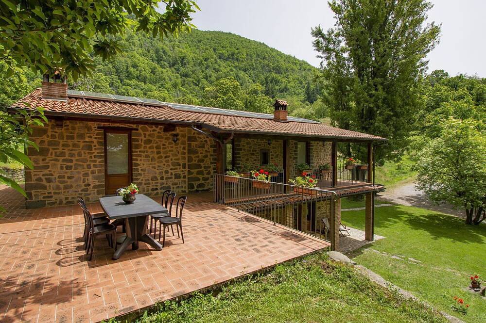 Alleinstehendes Ferienhaus mit  W-Lan, privatem Pool, Tv, Terrasse, Haustiere erlaubt, Parkplatz in San Romano in Garfagnana, Garfagnana