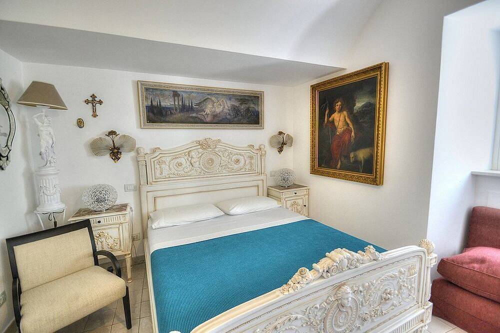 Villa Marinella: A romantic and welcoming three-story villa situated in a quiet location, at a short distance from the famous Piazzetta of Capri, with Free Wi-Fi. in Capri, Naples Province