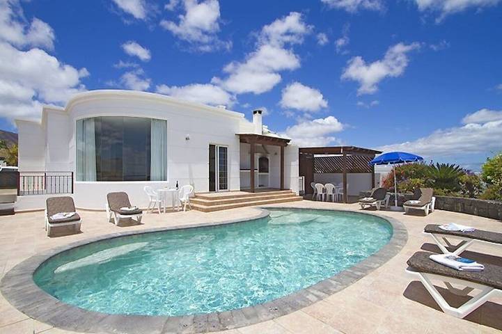 Villa for 10 people, with garden and terrace in Puerto Calero Marina