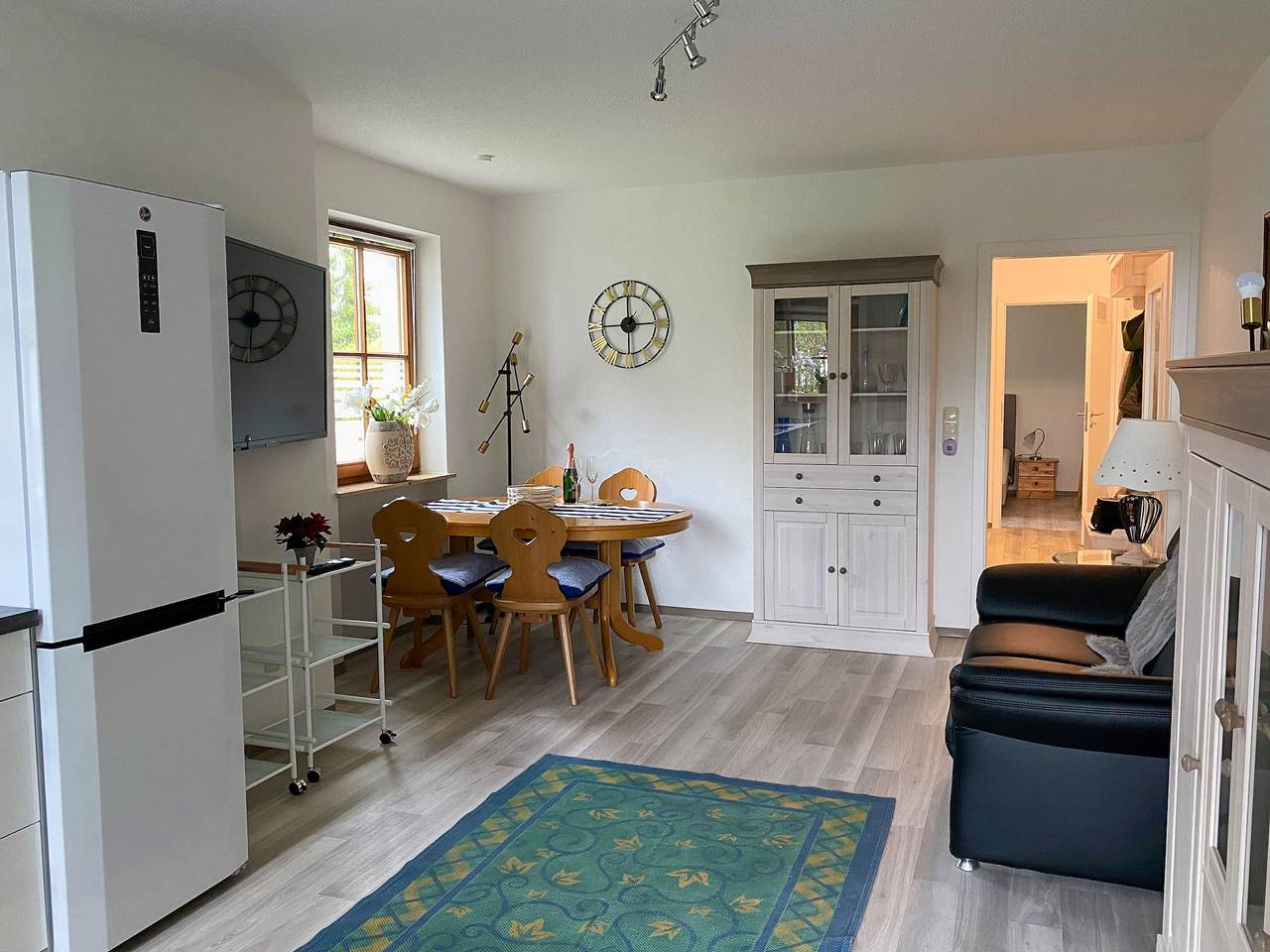 Ganze Ferienwohnung, Ferienwohnungen Seerose  & Seelilie - Seerose, 46qm, 2 Schlafräumen, Balkon und Gartenblick in Chieming, Chiemsee