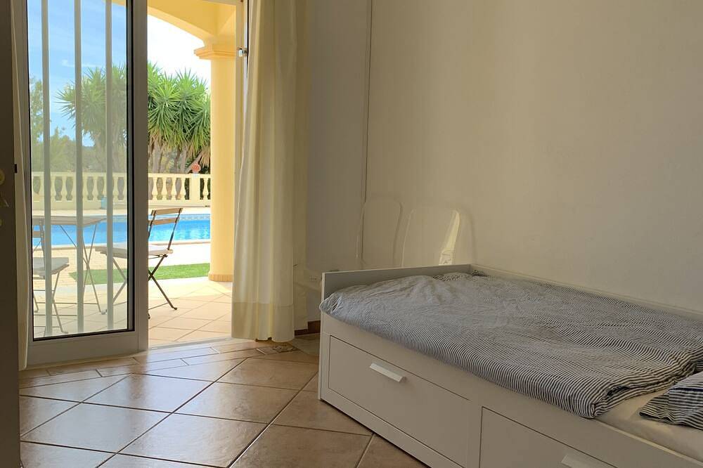 Freistehende, private Villa mit Pool in grosszügiger Gartenanlage, Wifi, Ac in Estoi, Faro