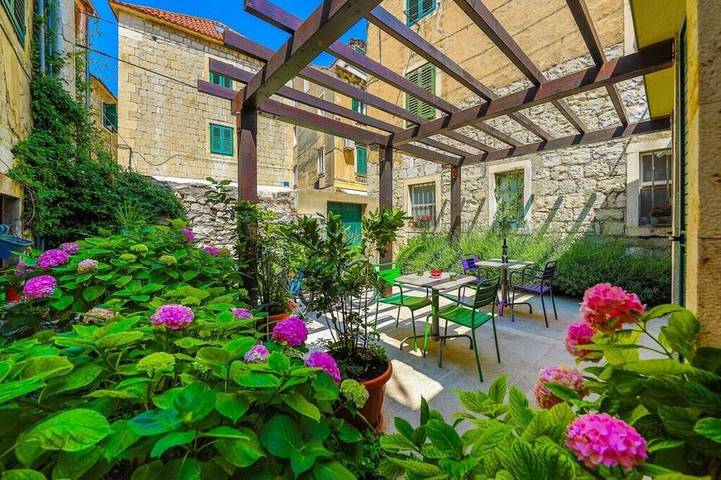 Ferienwohnung für 2 Personen, mit Terrasse und Garten in Split