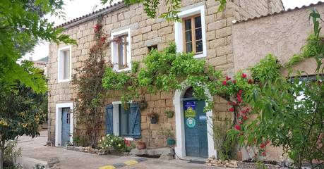 Gîte pour 4 personnes, avec jardin ainsi que terrasse et vue à Figari