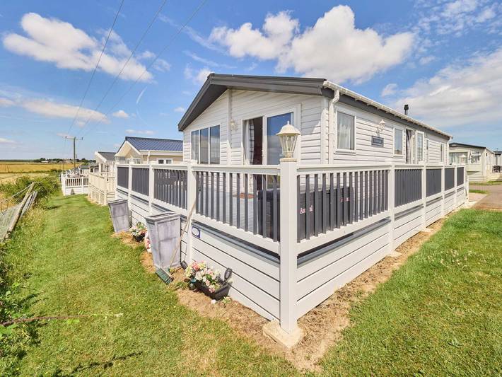 Chalet for 4 people, with Garden and Pool in Leysdown