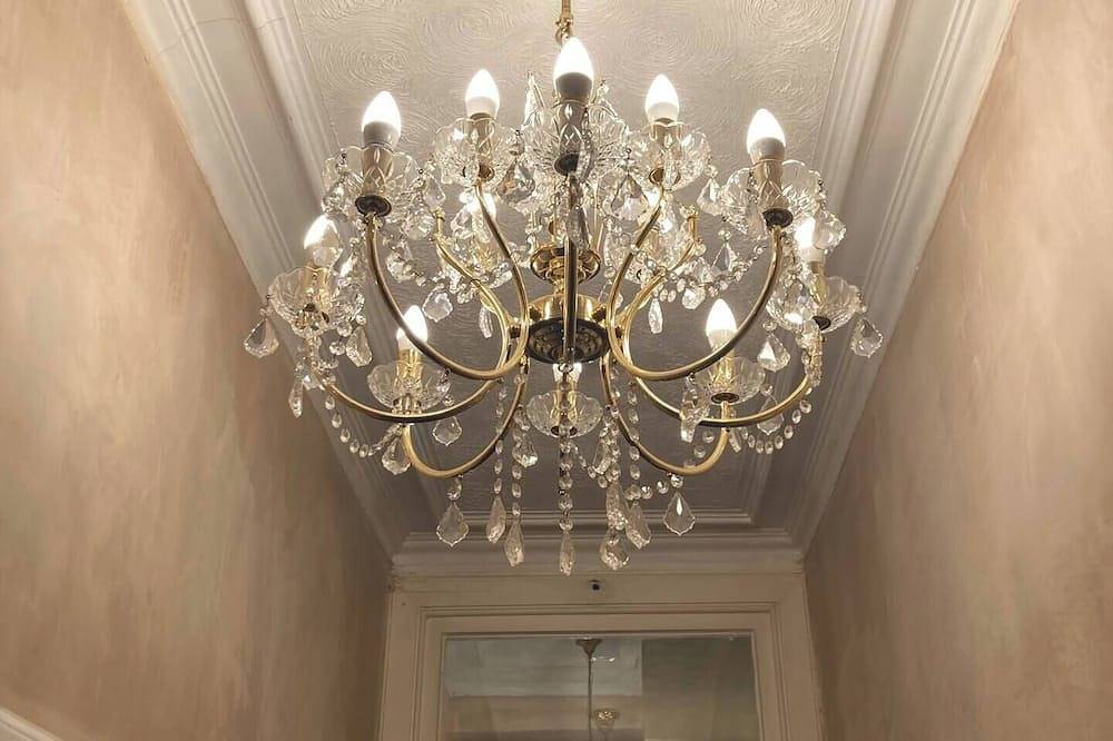 Entire apartment, Leith Walk, Private Main Door, 3 Bedroom Lovely Victorian Apartment at Tram Stop in Leith, Edinburgh