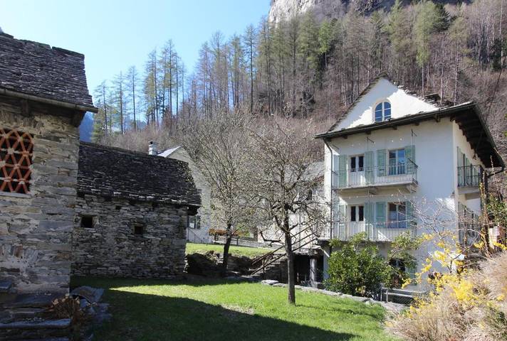 Ferienhaus für 12 Personen, mit Balkon und Terrasse sowie Garten und Ausblick in Brione