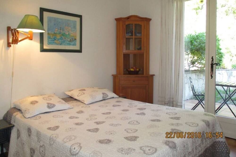 Entire apartment, In villa, charming studio 2 pers with terrace in St Paul de Vence in Saint-Paul-de-Vence, Cannes region