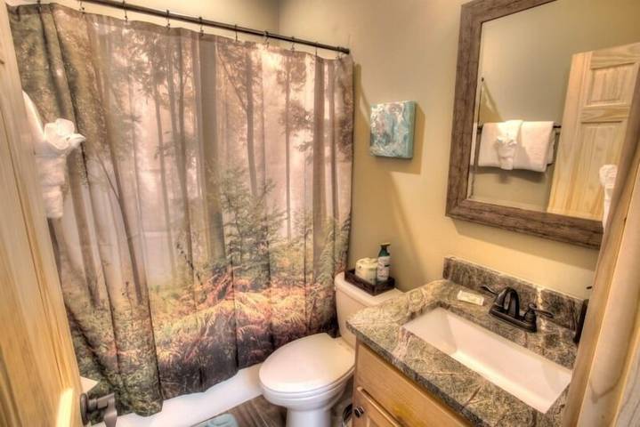 Vacation rental for 4 people, with terrace and hot tub in Helen