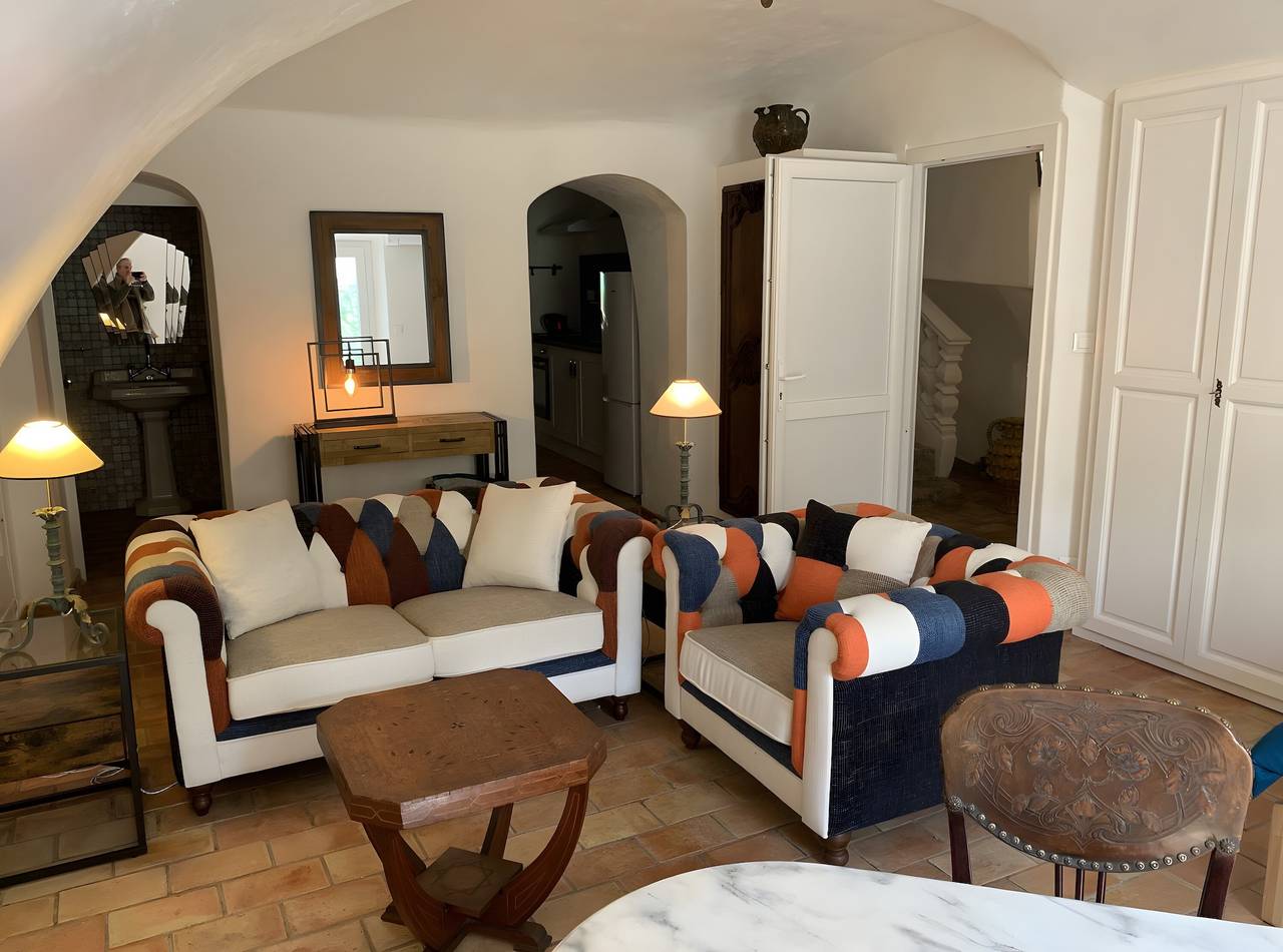 Apartamento entero, Apartamento 'Gîte De Charme' con vistas a la montaña, Wi-Fi y aire acondicionado in Méounes-lès-Montrieux, Región Brignoles