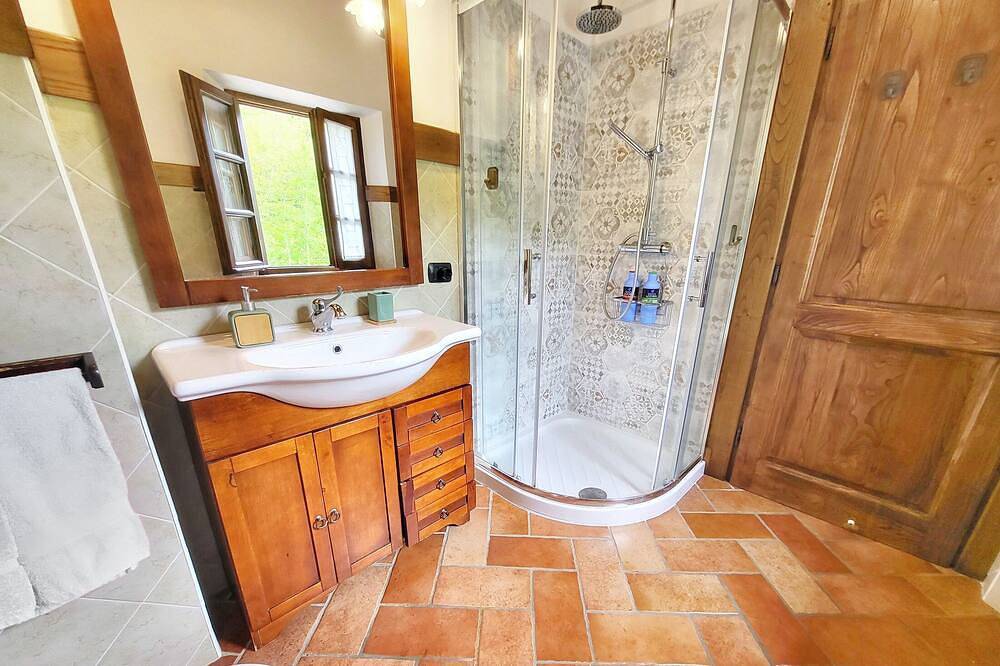 Sehr privates freistehendes Ferienhaus mit privatem solarbeheizten Pool in Villa Collemandina, Garfagnana