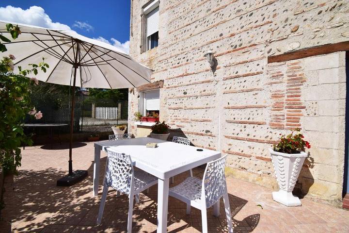 Location de vacances pour 6 personnes, avec Terrasse et Jardin dans Sauveterre-Saint-Denis - 2