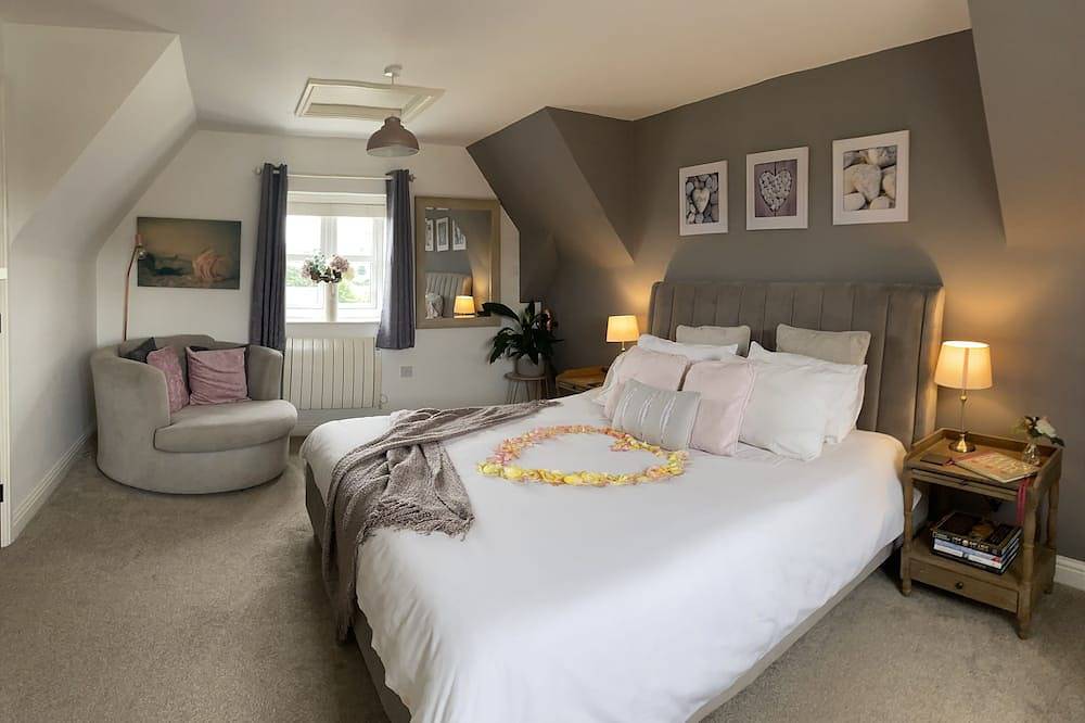 The Loft at Peake’s Retreats + private hot tub in Staffordshire