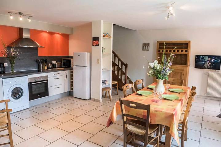 Gîte pour 7 personnes, avec piscine et terrasse