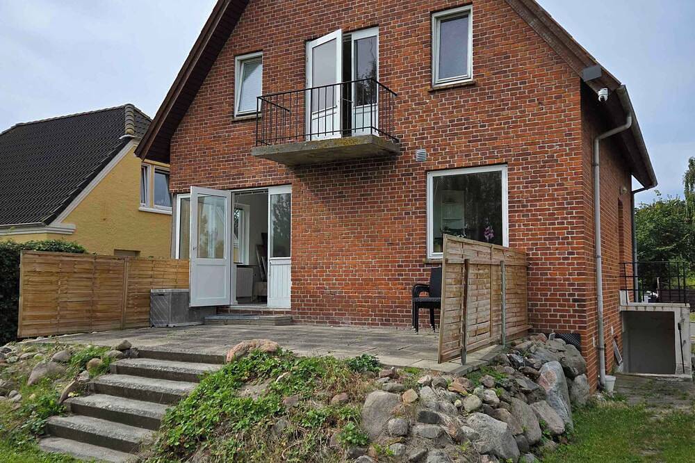 Cozy townhouse near beach, harbor, and Lalandia in Rødbyhavn, Rødby