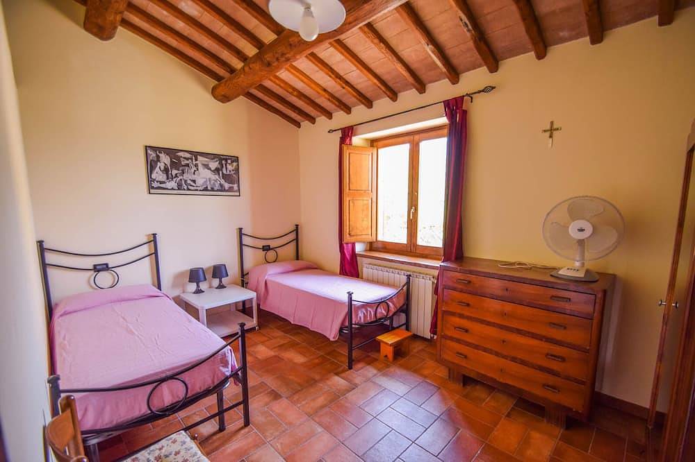 House with private pool/garden 5 km from village. Quiet street & panoramic views in Avigliano Umbro, Terni Provinz